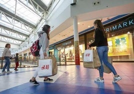 Imagen de archivo de varios personas comprando en un centro comercial