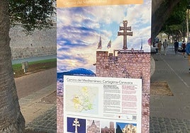Uno de los carteles informativos instalados en el inicio del camino a Caravaca de la Cruz desde Cartagena