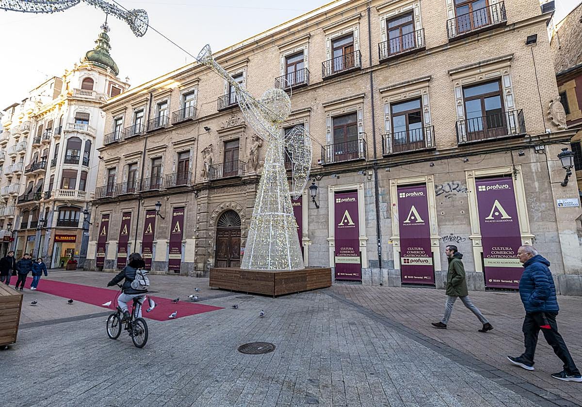 Fachada del Palacio Almodóvar, con la decoración navideña instalada durante estos días en la céntrica plaza de Santo Domingo.