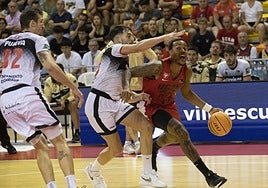 Troy Caupain trata de irse de Sergi García en el UCAM Murcia-Coviran Granada de pretemporada disputado en Cartagena.