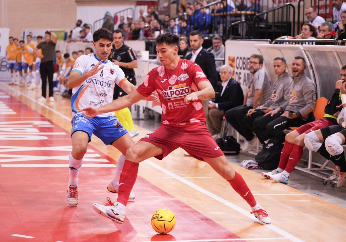 Ricardo Mayor protege la pelota, este sábado en Zaragoza, con Dani Martínez observando el lance.