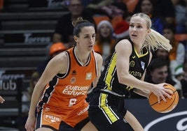 La checa Petra Holesinska, del Hozono Global Jairis, defendida por Queralt Casas, una de las mejores jugadoras del Valencia Basket, ayer en La Fonteta.