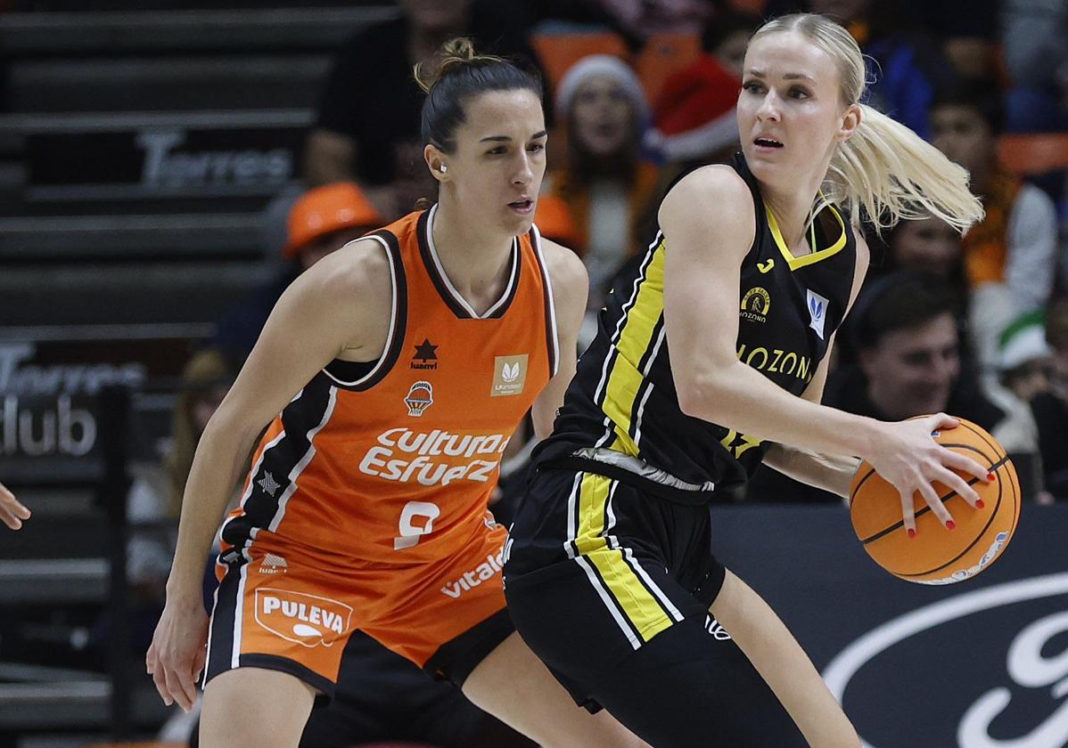 La checa Petra Holesinska, del Hozono Global Jairis, defendida por Queralt Casas, una de las mejores jugadoras del Valencia Basket, ayer en La Fonteta.