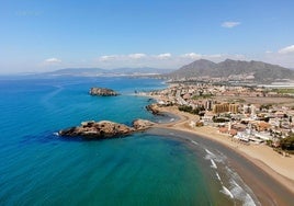 Panorámica de la Bahía de Mazarrón, con el mar Mediterráneo en calma.