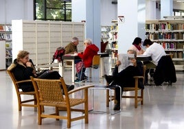 Usuarios consultan la prensa y leen libros en la Biblioteca Regional.