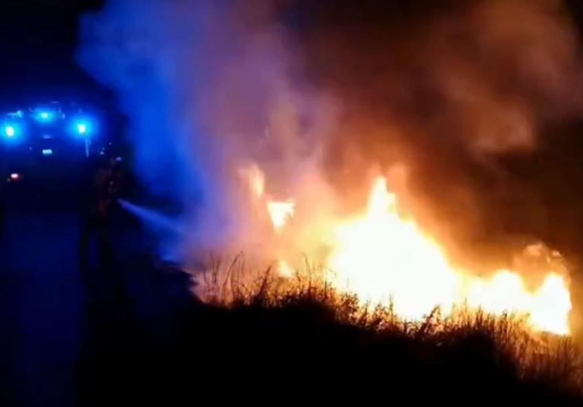 Efectivos de bomberos, durante los trabajos de extinción.