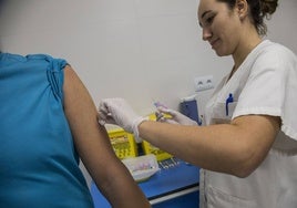 Una enfermera administra una vacuna de la hepatitis A en Cartagena, en una imagen de archivo.