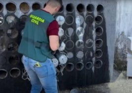 Un guardia civil extrae la droga oculta en un bloque de mármol en una nave de Cehegín en diciembre de 2023.