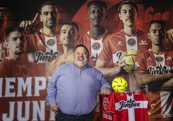 Miguel Ángel Jiménez Bosque posa para LA VERDAD en el nuevo mural inaugurado junto a los vestuarios del Jimbee en el Palacio de los Deportes de Cartagena.