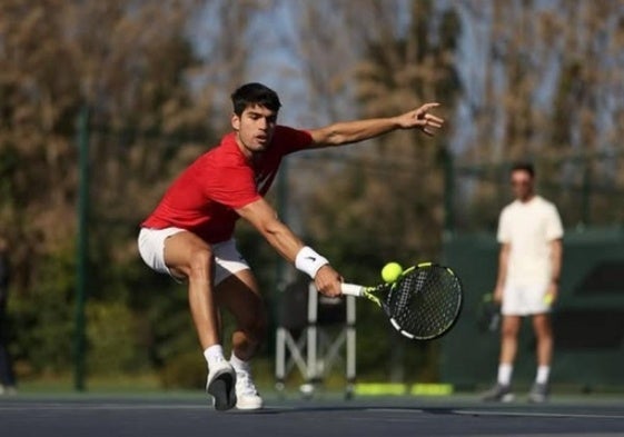 Carlos Alcaraz, entrenando ante la mirada de Ferrero.