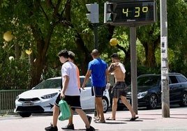 Cuatro personas pasean por Murcia en un día caluroso, en una imagen de archivo.