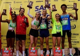 Estanislao Lorencio y Elena Liaño, los ganadores, en el centro del podio de la San Silvestre de Murcia 2024.