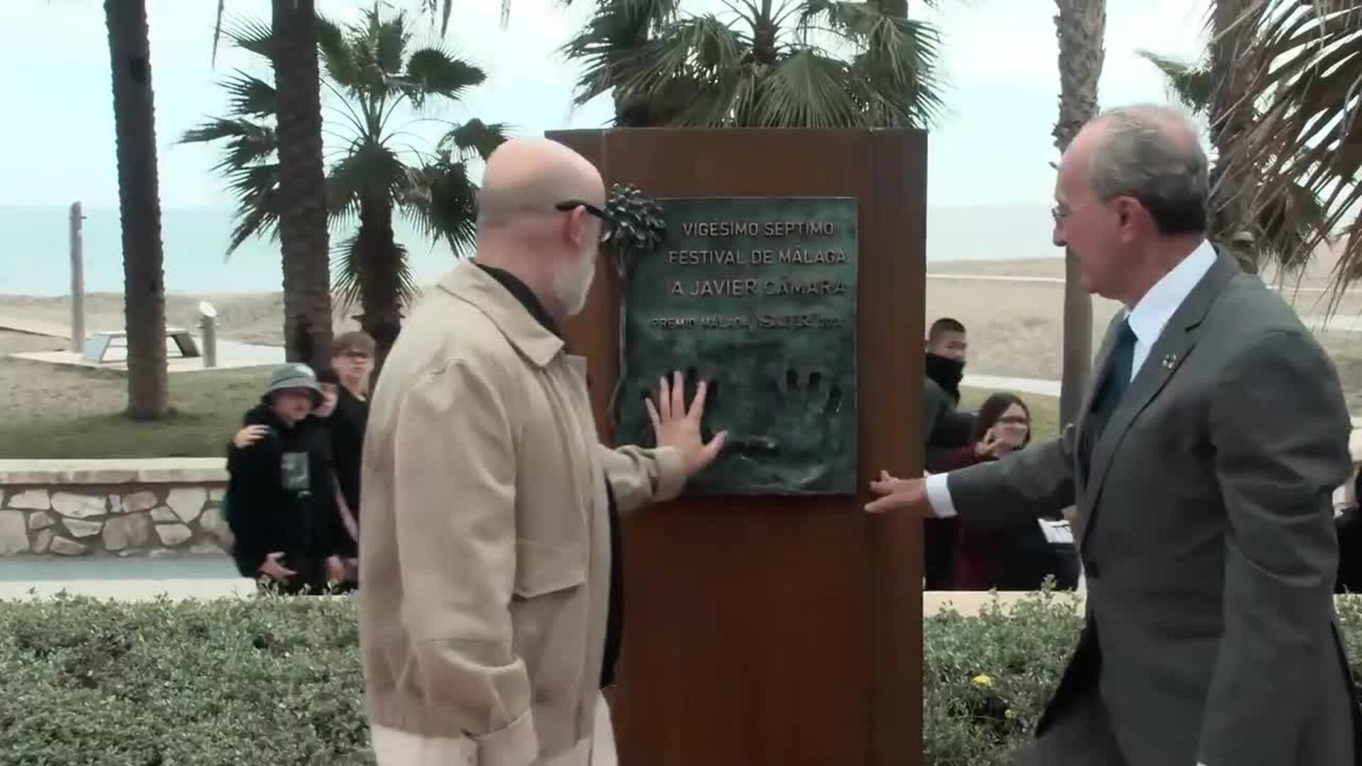 El actor Javier Cámara descubre su monolito en el paseo marítimo de Málaga