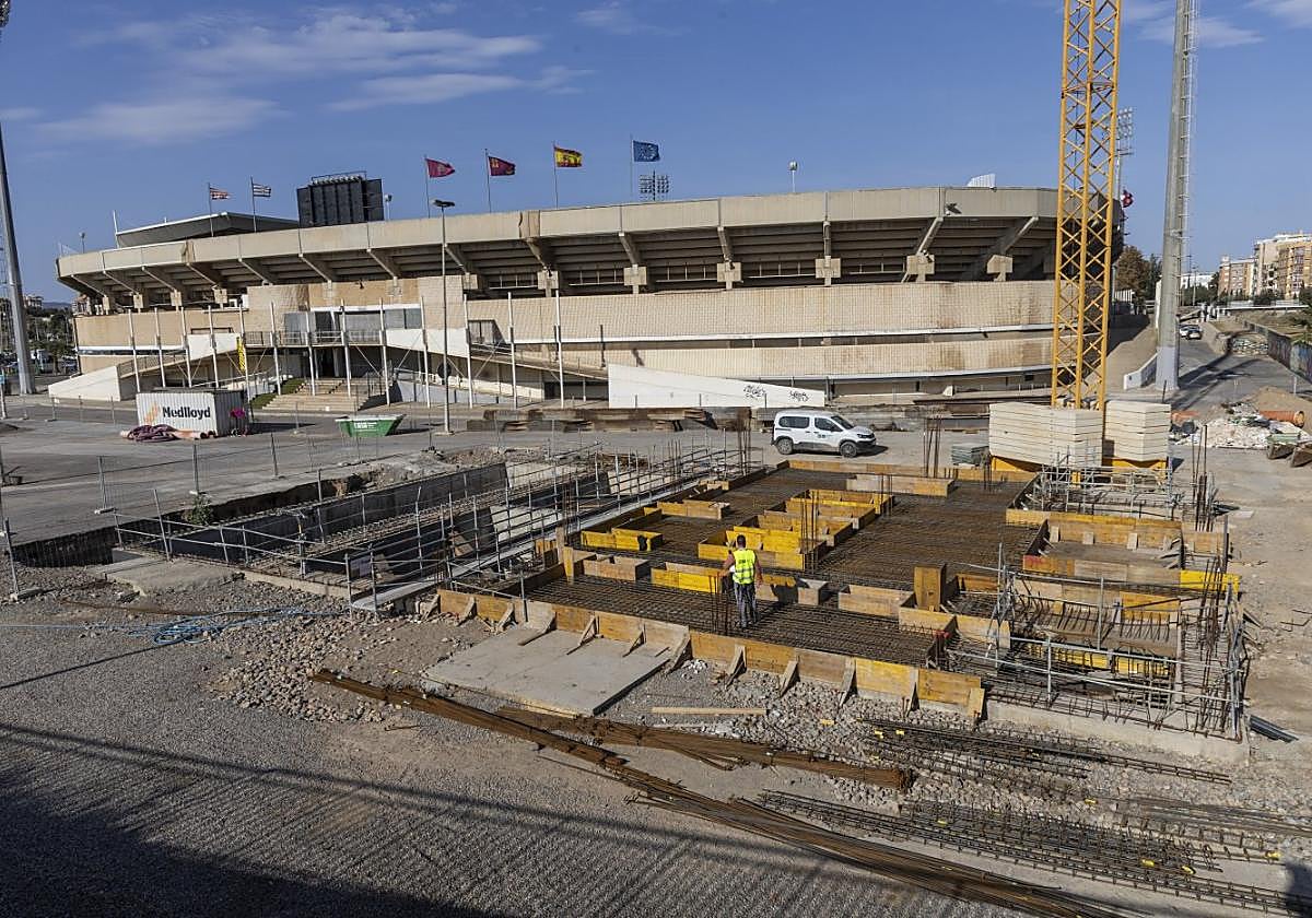 Un operario revisa las obras en la estación de bombeo, la semana pasada.