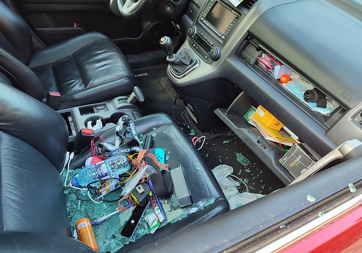 Interior de uno de los vehículos asaltados en Nochevieja.