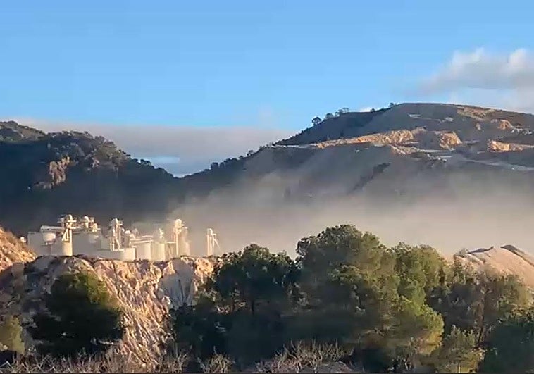 Nube de polvo en torno a la cantera Santa Rita VI, esta Navidad.