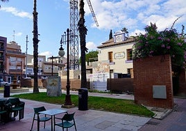 Plaza de Borreguero Artés, donde está la Casa Ayuntamiento. A la derecha, la pérgola que será eliminada.