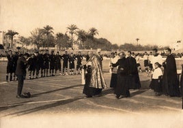 La Condomina es bendecida en su inauguración entre jugadores del Real Murcia y el Martinenc.