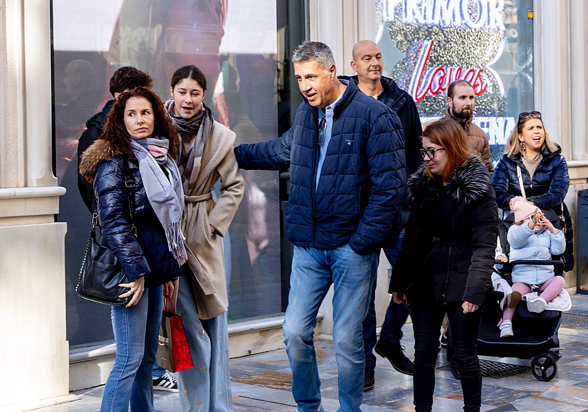 Xavier García Albiol paseando por la calle Mayor de Cartagena.