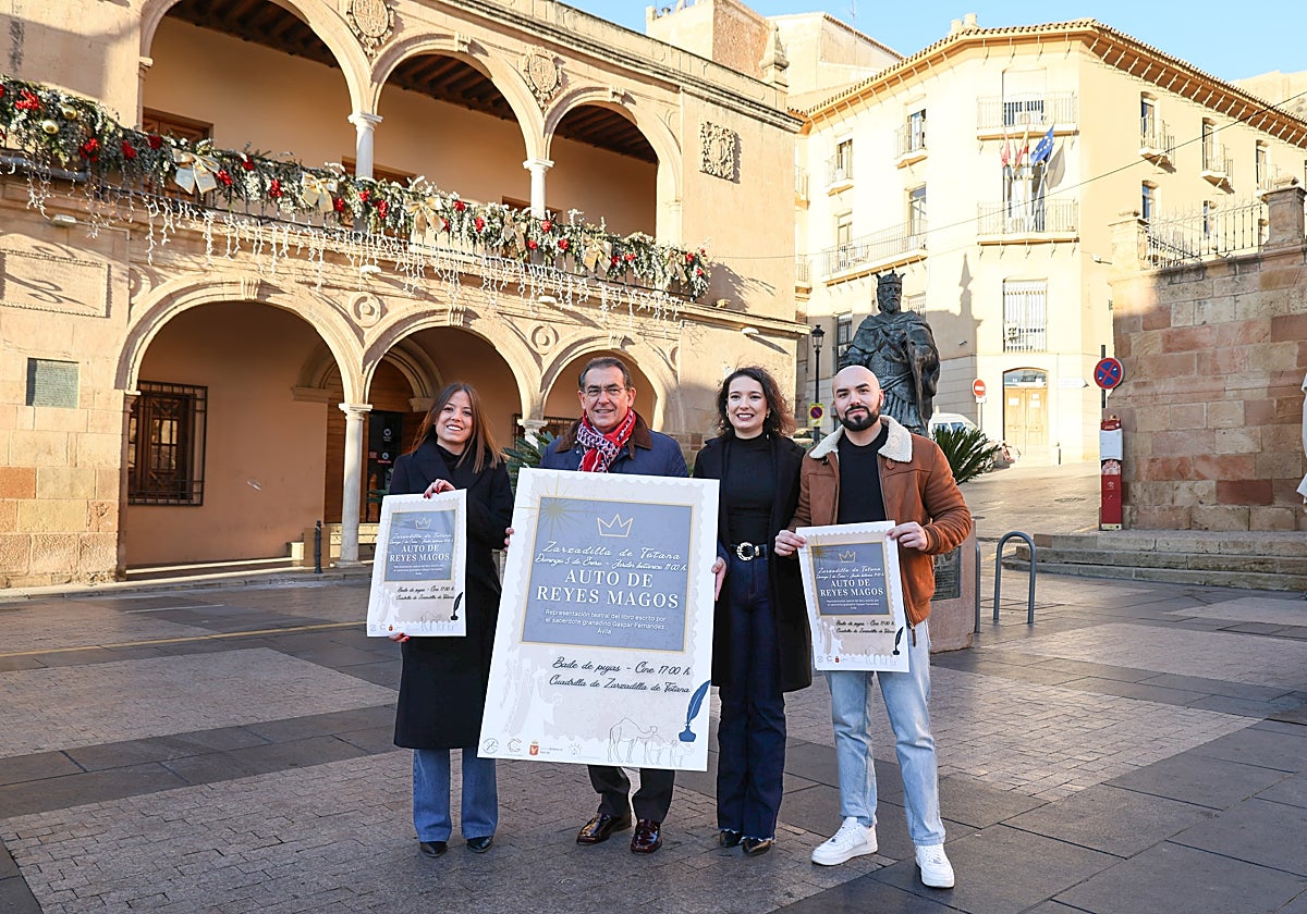 El concejal de Cultura (2ºi) y actores del Auto de los Reyes Magos durante la presentación.