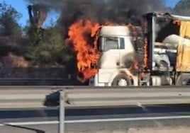 El camión, ardiendo, este jueves por la tarde en la A-30.