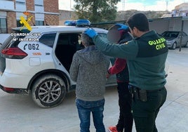 Los dos hombres detenidos por la Guardia Civil de la Región de Murcia.