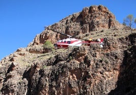 El helicóptero para el transporte de los materiales.