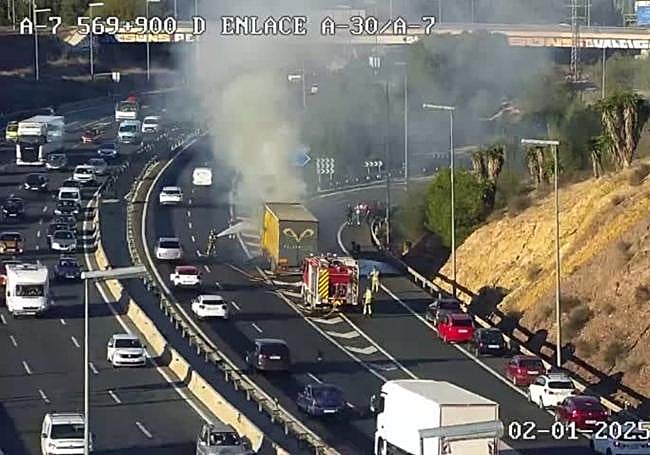 Bomberos trabajan en la extinción del fuego.