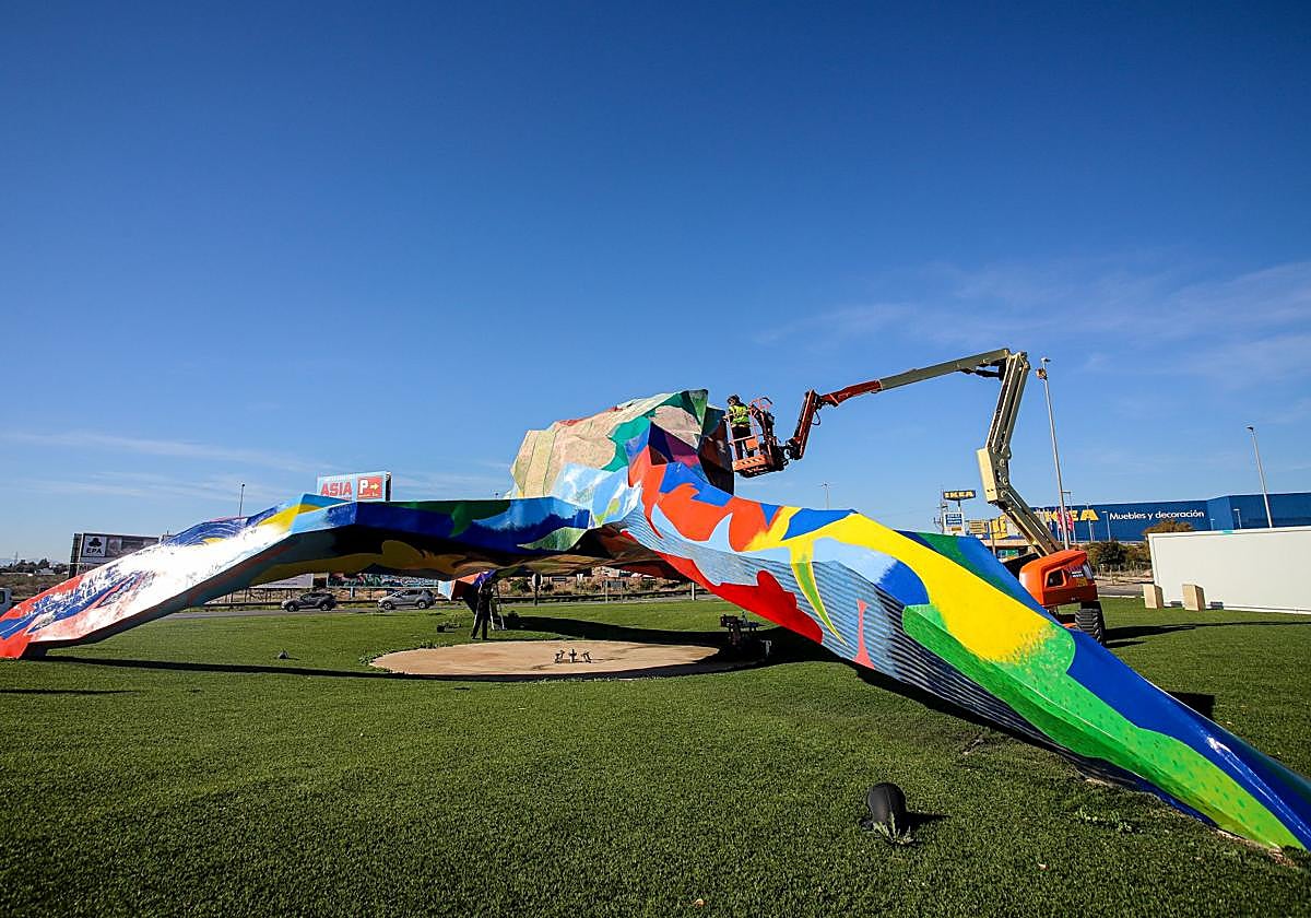 Labores de reparación y restauración de la obra 'Frouida', de Cristobal Gabarrón, en Juan de Borbón.