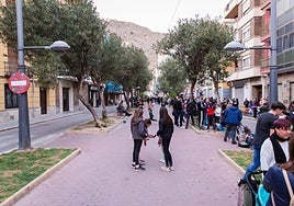 El Paseo lleno de gente a la espera de la salida de los tronos durante una Semana Santa.