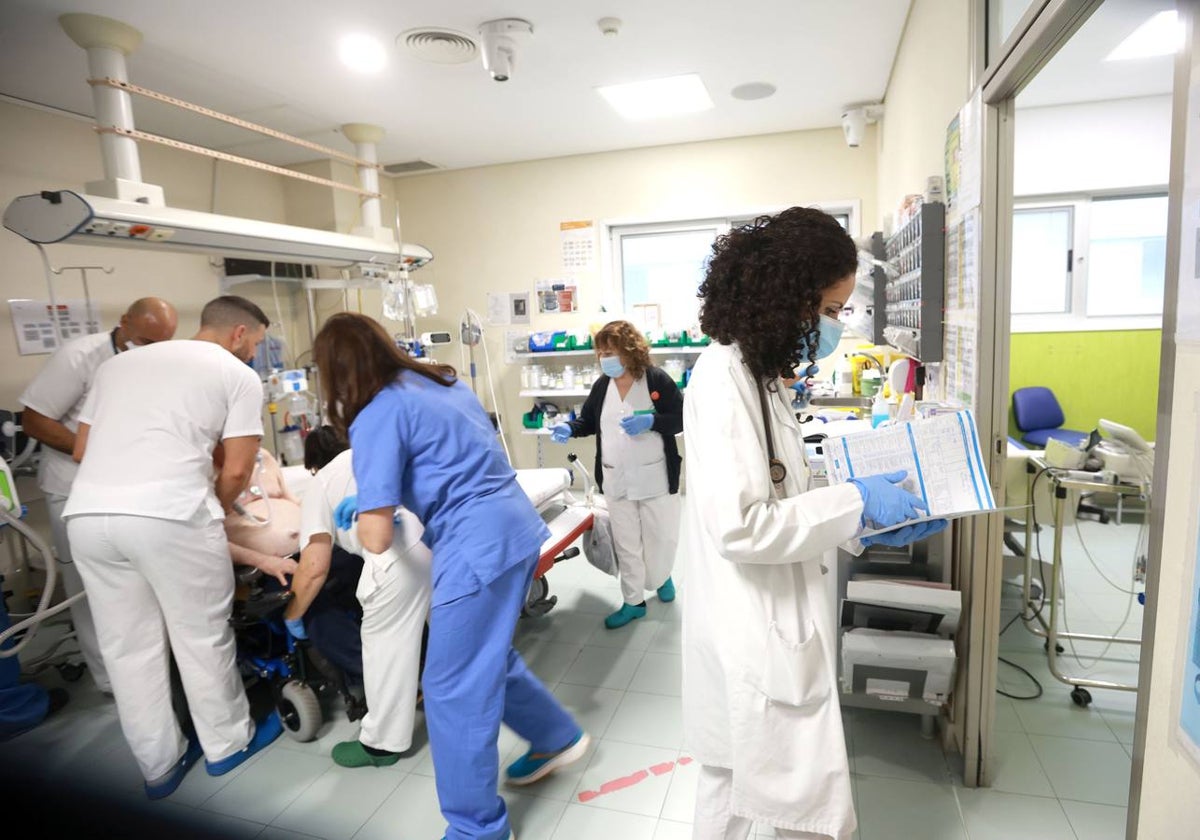 Profesionales en el servicio de Urgencias del Reina Sofía.