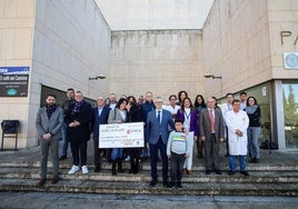 Rocío Sánchez, la madre de Mario, y María José Guirao sostienen la donación al IMIB, en presencia del consejero de Salud y del jefe de Oncohematología pediátrica de La Arrixaca, José Luis Fuster, entre otros.