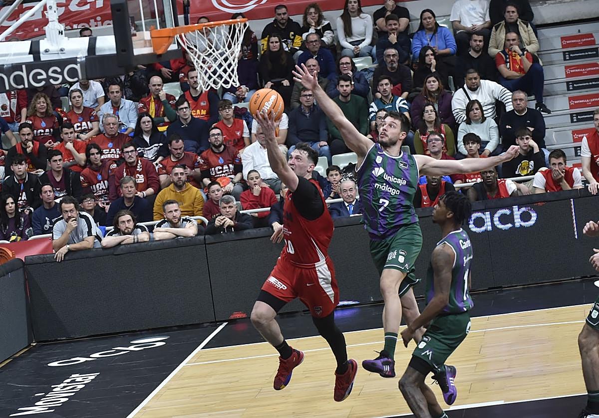 Rodions Kurucs finaliza una acción de canasta a canasta sin darle tiempo a Jonathan Barreiro a detener su avance hasta los dos puntos.