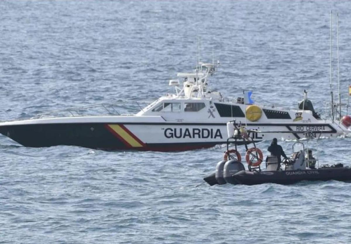 Una embarcación de la Guardia Civil intercepta una patera, en una imagen de archivo.