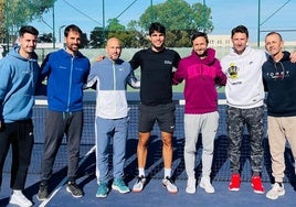 Carlos Alcaraz, en el centro, junto a su equipo, en el último entrenamiento en El Palmar antes de viajar a Australia, este viernes.