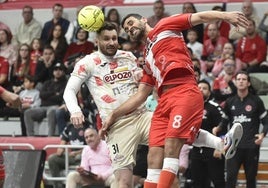 Gadeia y Tomaz saltan a por el balón.