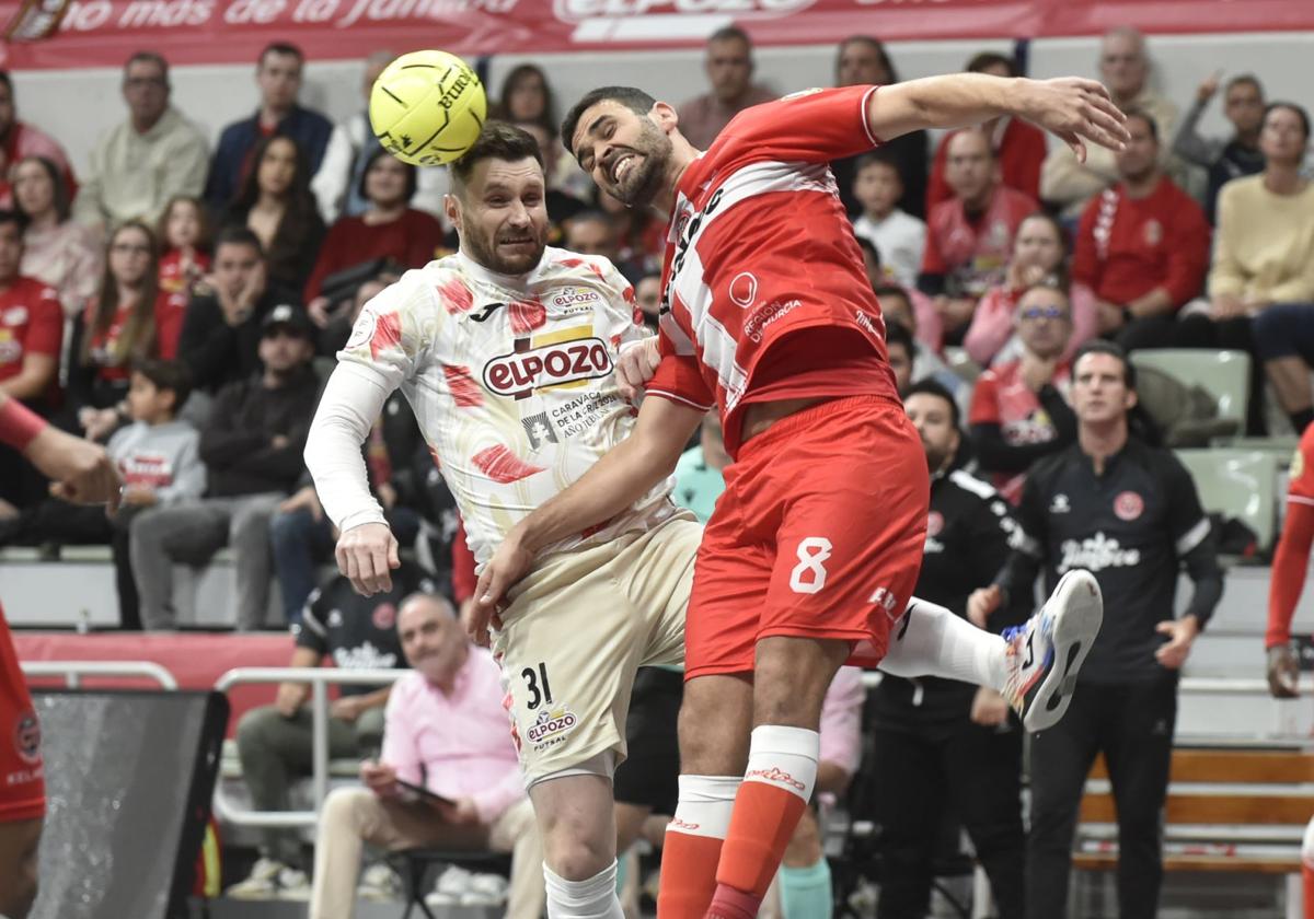 Gadeia y Tomaz saltan a por el balón.