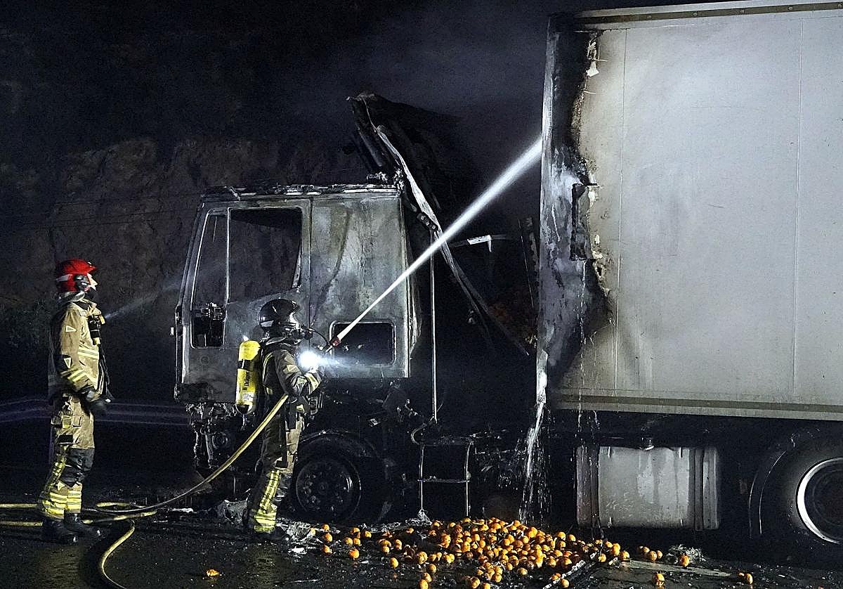 Bomberos trabajando en el lugar del suceso.