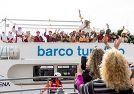 Los Reyes Magos acompañados de sus pajes a su llegada en barco a Cartagena.