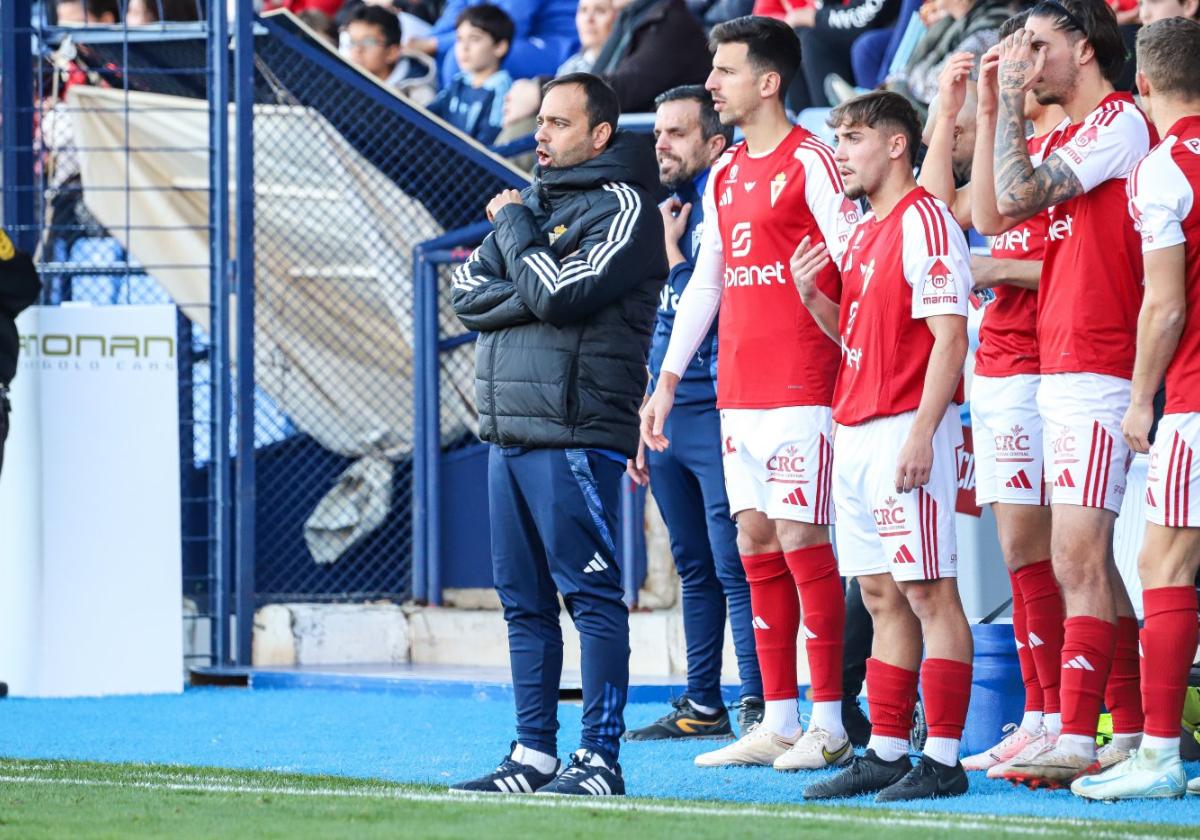 Fran Fernández, entrenador del Real Murcia, con parte de la plantilla lista para entrar en el amistoso benéfico ante el UCAM CF.