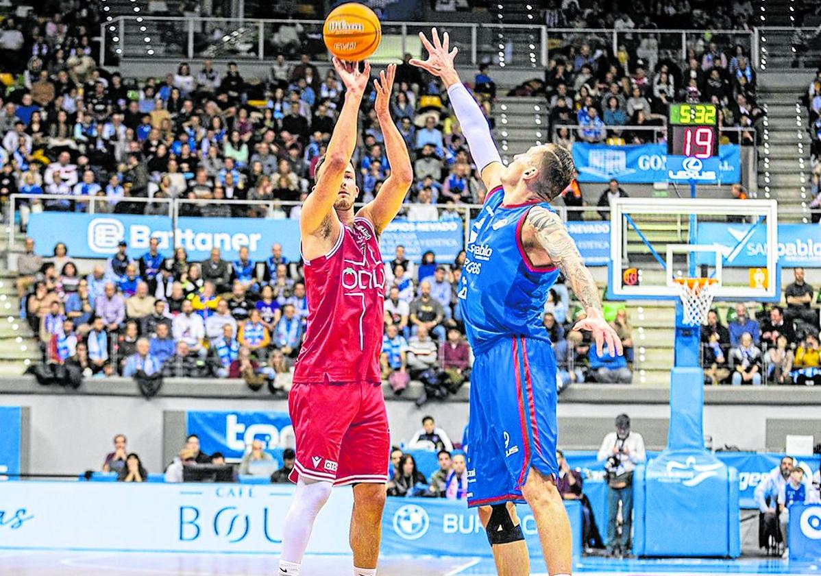 El neerlandés Dylan van Eyck lanza un triple en el primer tiempo del encuentro de ayer en Burgos.