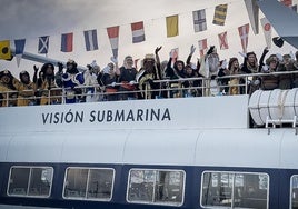 Los Reyes Magos subidos este año al barco que habitualmente transporta a los turistas en verano a la isla de Tabarca.