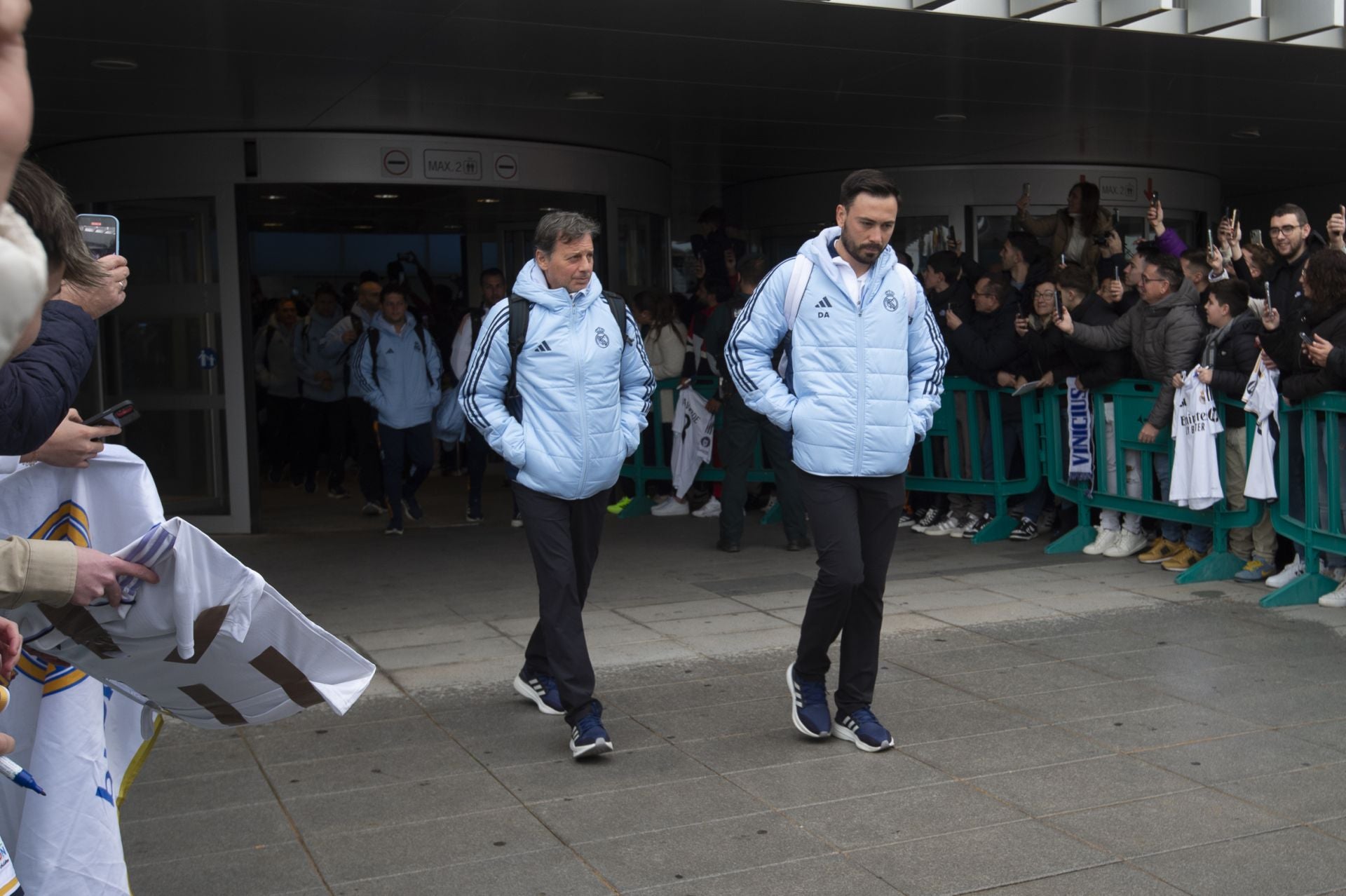 En imágenes, llegada del Real Madrid al aeropuerto de la Región de Murcia para enfrentarse a la Deportiva Minera