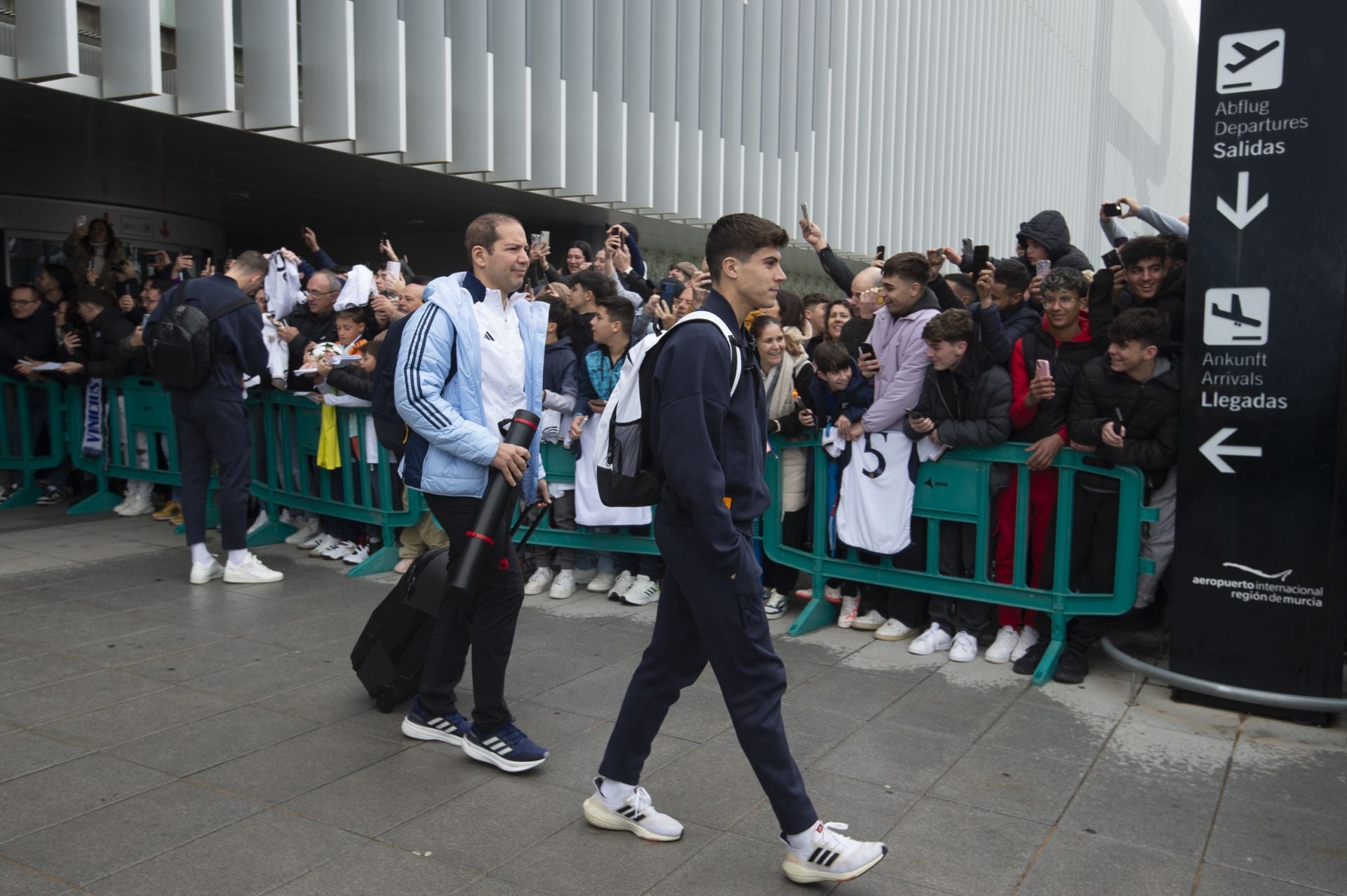 En imágenes, llegada del Real Madrid al aeropuerto de la Región de Murcia para enfrentarse a la Deportiva Minera
