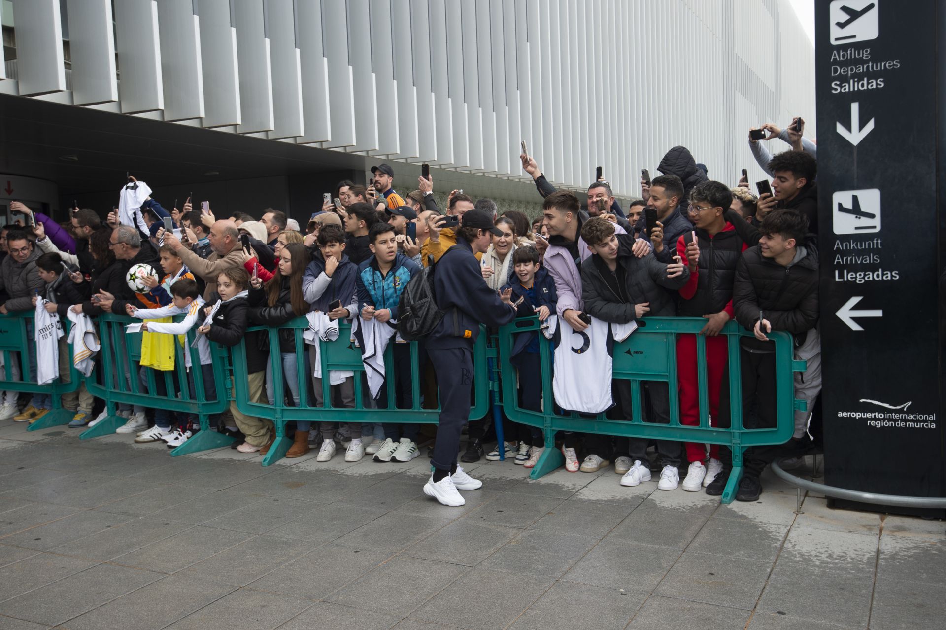 En imágenes, llegada del Real Madrid al aeropuerto de la Región de Murcia para enfrentarse a la Deportiva Minera