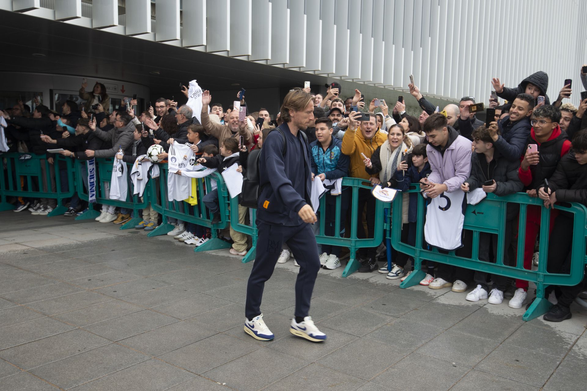 En imágenes, llegada del Real Madrid al aeropuerto de la Región de Murcia para enfrentarse a la Deportiva Minera