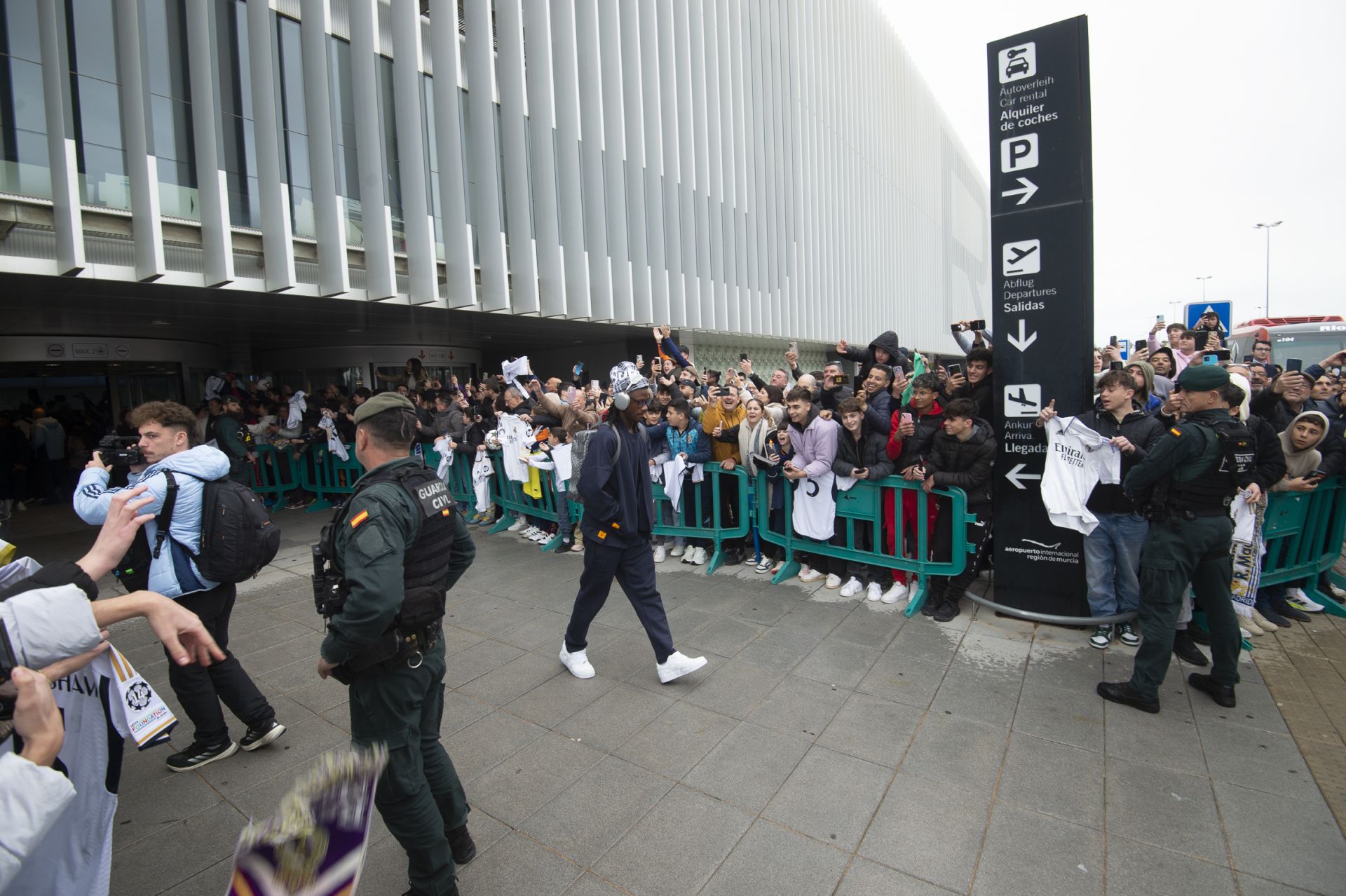 En imágenes, llegada del Real Madrid al aeropuerto de la Región de Murcia para enfrentarse a la Deportiva Minera