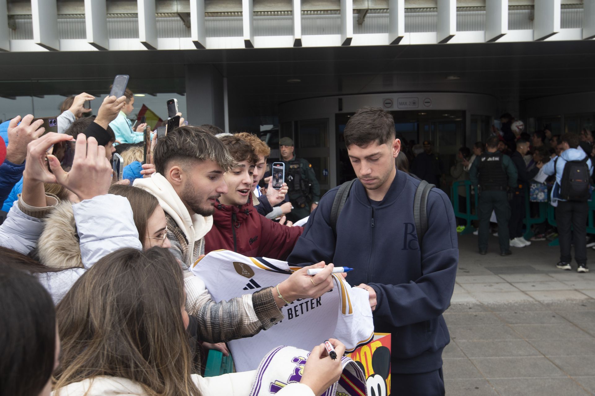 En imágenes, llegada del Real Madrid al aeropuerto de la Región de Murcia para enfrentarse a la Deportiva Minera