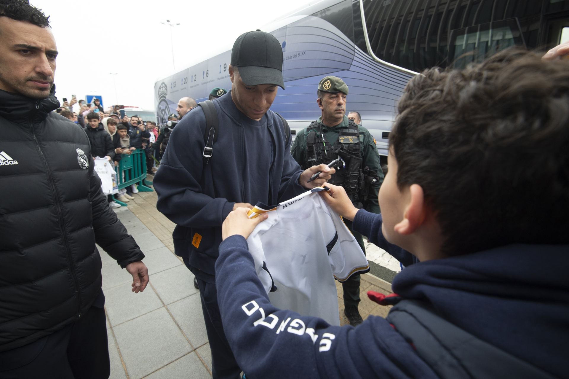 En imágenes, llegada del Real Madrid al aeropuerto de la Región de Murcia para enfrentarse a la Deportiva Minera