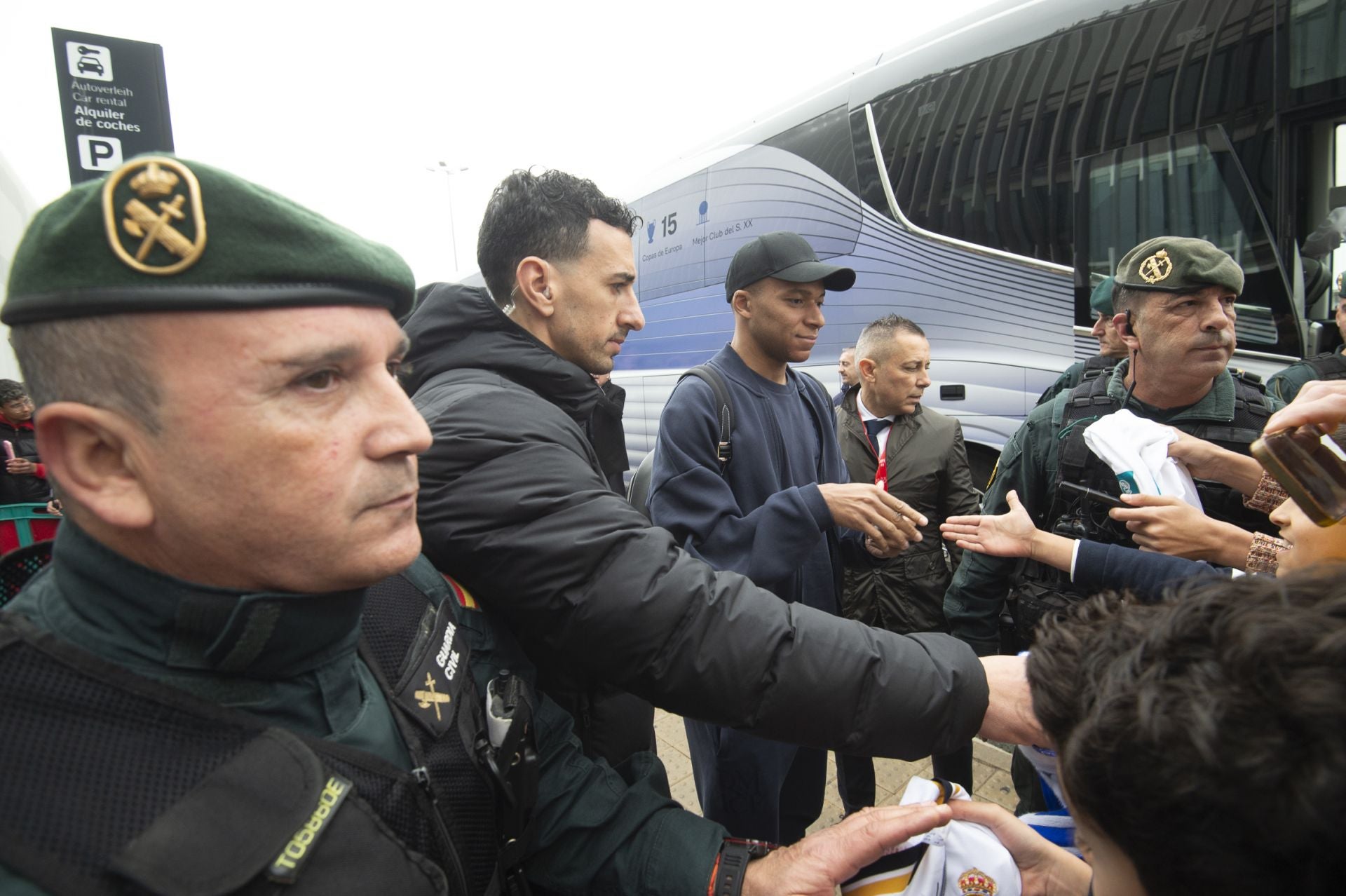 En imágenes, llegada del Real Madrid al aeropuerto de la Región de Murcia para enfrentarse a la Deportiva Minera